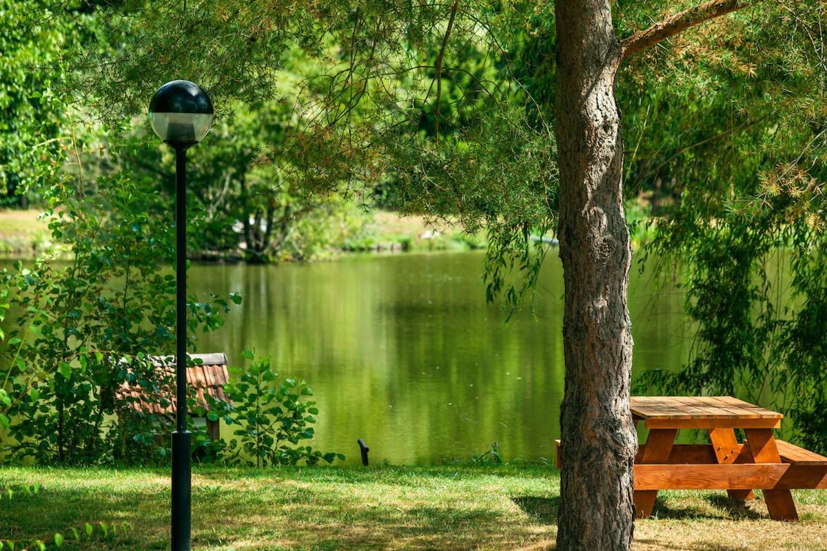 Hotel Les Etangs Du Moulin D'Harcy Lonny Exterior foto